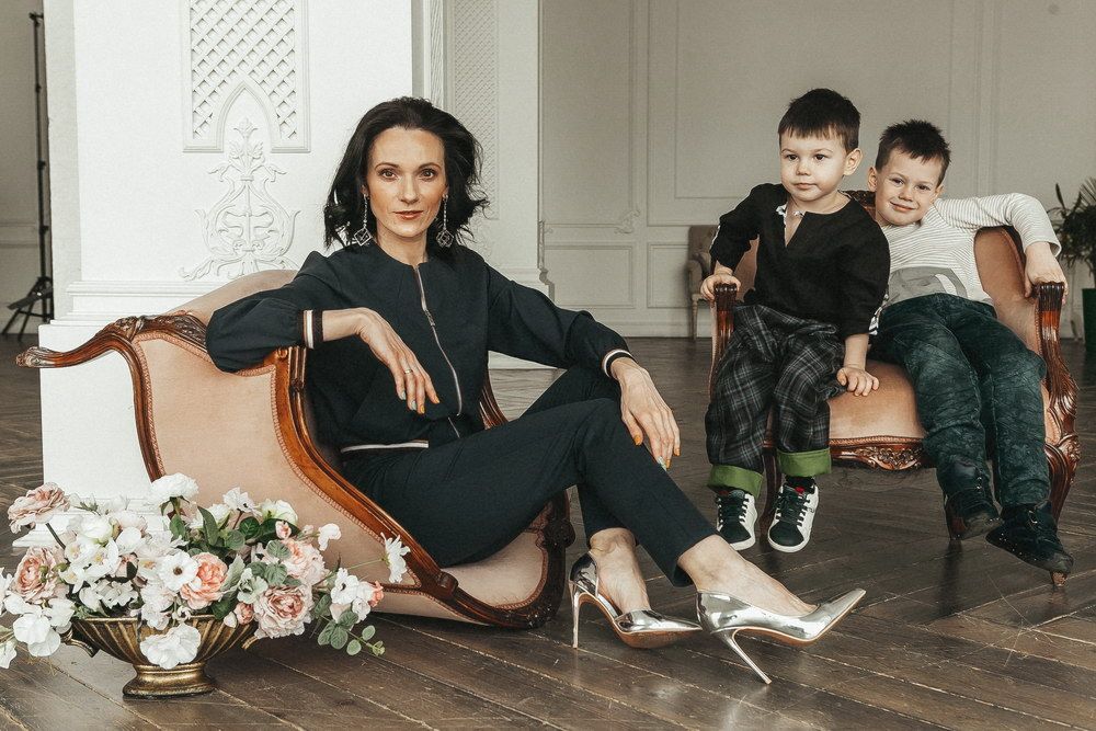 Стилизация образов для семейной фотосессии с детьми — Мама и два сына