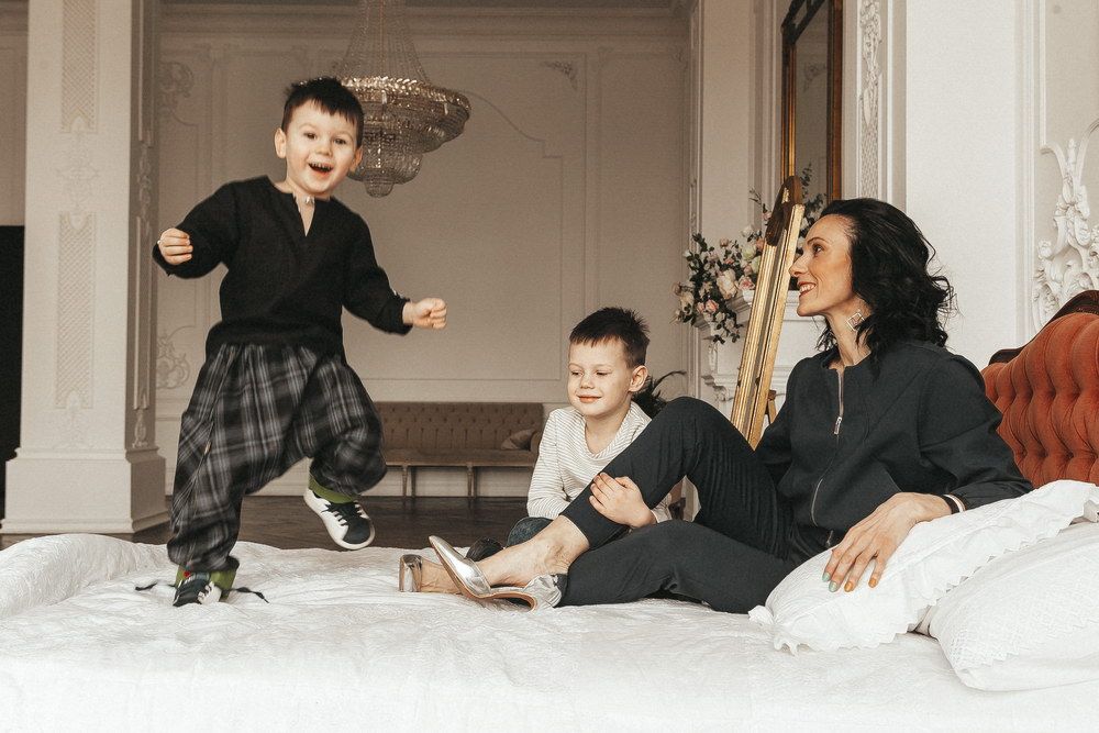 Стилизация образов для семейной фотосессии с детьми — Мама и два сына